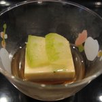 鮨榮 - 付き出しは玉子豆腐に冬瓜を乗せたもの