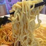 旭川らーめん かじべえ - 「味噌ラーメン」「全部入り」「大盛」麺リフト。麺は、機械打ち角刃麺、低加水率の中細ちぢれ麺であるが、いわゆる真っ黄色の色目に属する玉子麺系である。全粒粉配合麺のような強烈なものではないが、噛むほどに、小麦の香りが鼻腔を刺激する。 