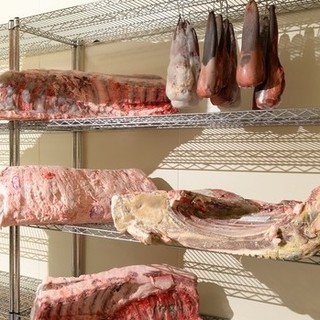 The original "umami" of the meat is obtained by purchasing a whole "Kuroge Wagyu beef" and aging it for 30 days.