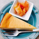 ジンナンカフェ 千葉 - チーズケーキ。今回はりんごのコンフィを添えました♪