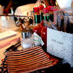 カヤバ珈琲 - レジ付近にはタバスコがいっぱい。