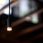 カヤバ珈琲 - 天井から下がる小さな照明。