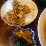 金也 - あたま丼(チャーシューねぎ)、漬け物