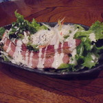 北海道レストラン 知床漁場 - 大きなベーコンがのったサラダ