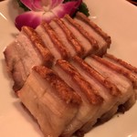 シンガポール料理　梁亜楼 - 皮付き豚肉のカリカリ焼豚 シューヨ