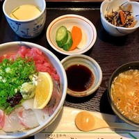 丸新 - 「海鮮丼」。ここは丼ぶりが好いかも。