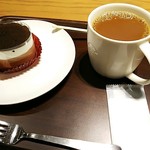 スターバックスコーヒー 札幌旭ケ丘店 - コーヒーとチョコレートレイヤードケーキ。800円弱。