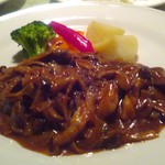 ピーノ・ヴィーノ - 牛肉とオニオンのストロガノフ