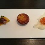 選んだアミューズは左から、ホタルイカと筍ワッフル、玉葱ソテーのファーブルトン、サーモンのタルタル