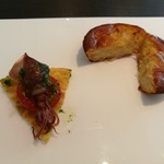 ホタルイカとプチトマトに香草ソースがマッチ、もちもちファーブルトンは玉葱ソテーの甘味と香ばしさ