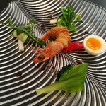 ザ フレンチ ブルー - じゃがいもで巻いた天使の海老、ブラックオリーブのソースで