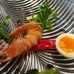 ザ フレンチ ブルー - パリパリ揚げじゃがいもに包まれた海老の旨味、トロトロの黄身やソースが合う！