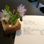 ザ フレンチ ブルー - テーブルの上には可憐なお花やドリンクメニューなど