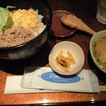 ちょぼいち鶏鶏もだん - そぼろ丼、味噌汁、漬物つきで５００円
