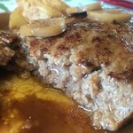 Morimori Tei - ジャンボハンバーグ定食250g 1,550円の
      ハンバーグの断面。