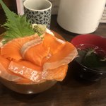海鮮処 魚屋の台所 - サーモン丼1500円