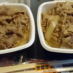 吉野家 - 牛丼並(左)、特盛(右)