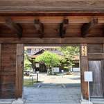 門にはお迎えの男性が～