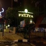 Nasi Kandar Pelita - 右側がお店。24時間営業なのでシメにナシカンダーもできます。