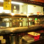 大甚 - 冷蔵ケース　刺身や一品物のネタがズラリ・・