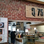 Q75 - お店の外観（市場側）