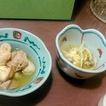 大衆酒場 まるちゃん - お通し（たらこの煮つけ、白魚の煮つけ）