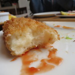 洋食バル 函館五島軒 - カニクリームコロッケ断面(2018年5月)