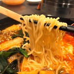 炭火焼肉　彩 - ユッケジャンラーメン麺リフト