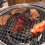 炭火焼肉　彩 - 焼いてるところ