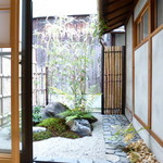 粋 - 奥にはお庭があります