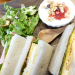 粋 - ワンプレートにサラダとグラノーラ入りのヨーグルト