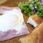 ベーコンエッグとサラダ付き