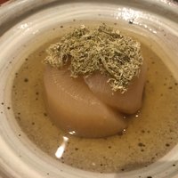 すぎ乃 麻布十番 - 大根おでん 大根にお出汁がしゅんでて美味。とろろ昆布でさらに味と食感を楽しんで