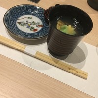 すぎ乃 麻布十番 - お通しのお吸い物。優しく澄んだ出汁。
                蛤も良いお味です。