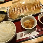 Gommaru - 浜松餃子定食 10個 908円。10個入りでも充実のボリューム感です(´▽｀)