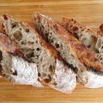 85260159 - カンパーニュバゲット @300円
                      持ち帰ってカット。見た目の硬さに反して、もっちり感が強め。