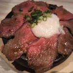 豚平魚吉 - 石焼ローストビーフ丼のマウンテン盛り(500円)