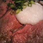 豚平魚吉 - 石焼ローストビーフ丼のアップ