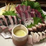 どんこ - 刺身の盛合せ。
                                鰹、鯵、コーロー（石鯛）、それに柚子酢。