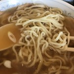 香華園 - ラーメンの麺。昨日は喜多方ラーメン風の幅広麺でギザギザがあったが、今日は普通の麺であった。昨日の麺は出前用の麺と思われる。