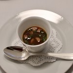 ラ・サンテ - 舌を浮かべた羊のエッセンスのスープ