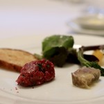 ラ・サンテ - 生肉のタルタルとミルクラムのゼリー寄せ 羊の脂を練り込んだトーストを添えて