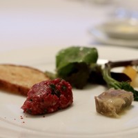 ラ・サンテ - 生肉のタルタルとミルクラムのゼリー寄せ 羊の脂を練り込んだトーストを添えて