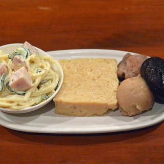 ◆お通し真ん中の『だし卵焼き』の両脇は日替りです！