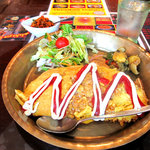 アショクズバー - ガイジンさんが集うようなインターナショナルバーってやつですが、お昼はカレー系ランチを提供してます。