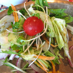 アショクズバー - オムライスの量は男性でも満足のボリューム。後半1/4は頑張りました♪添えてあったサラダ。