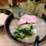 三代目 麺家 あくた川 - ラーメン（並）とライス