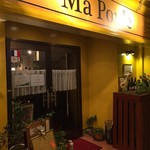 マ プール - お店に入るところから外部を上手に遮断しています