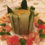 マ プール - 周りにコンテチーズとサーモンとクラッカーを砕いたソースがあしらわれていて独特の風味がありました