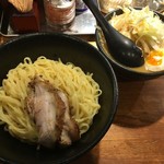 萬馬軒 歌舞伎町店 - 味噌つけ麺(800円)。まず付け汁の野菜攻略から始める。野菜が詰まっていて上手く付けられないので(w